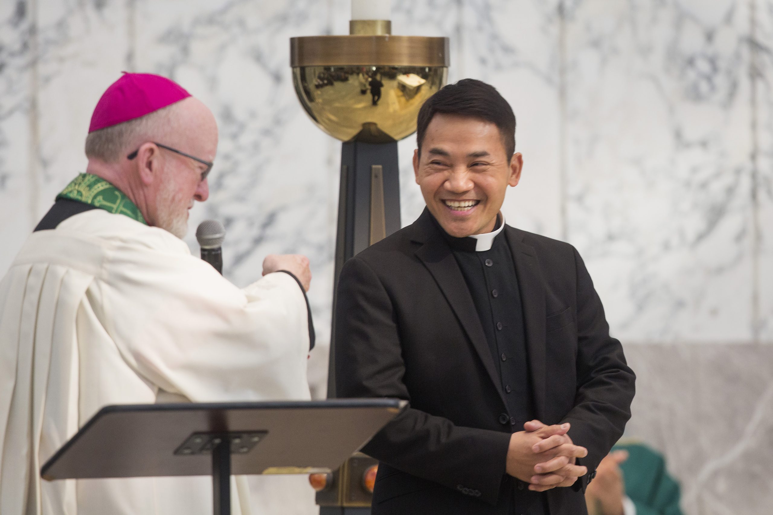 Kevin Vann 주교가 Fr. 바오 타이, 오렌지 교구의 상징적인 그리스도 대성당의 새 교장으로 선출